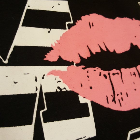 #momlife tee in black leopard lips - Picture 7 of 7